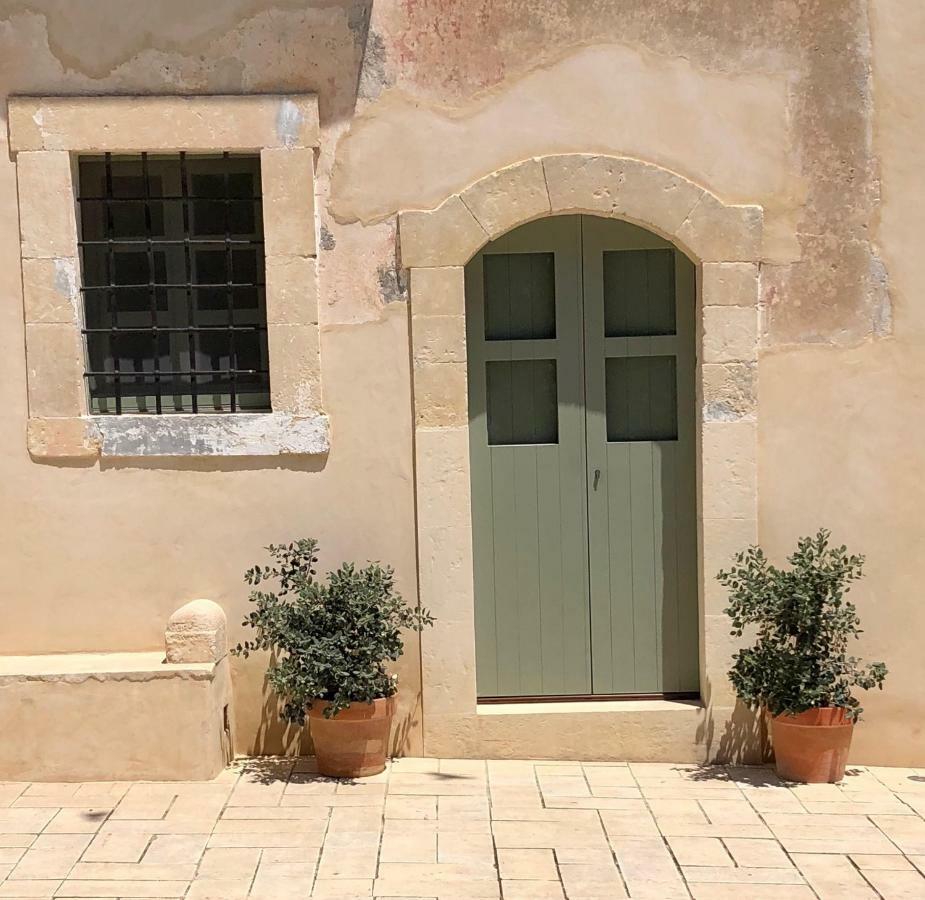 Battimandorlo Hotel Noto Exterior photo